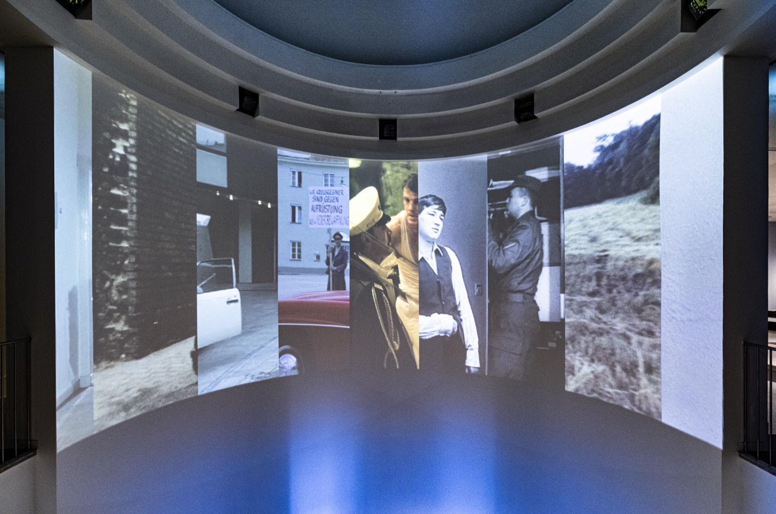 Gebogene Panoramaprojektion in einem Rundsaal: mehrere Filmbilder fügen sich zu einem durchlaufenden Bildband
