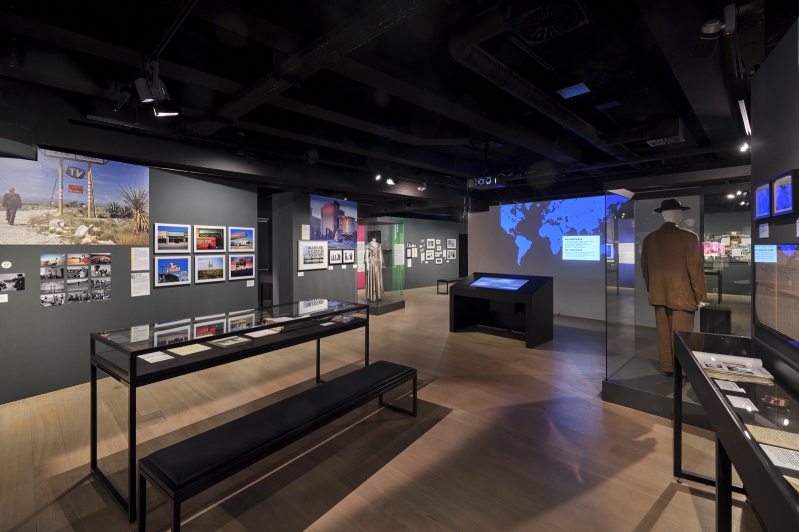 Besucherin am Touch-Tisch der Ausstellung