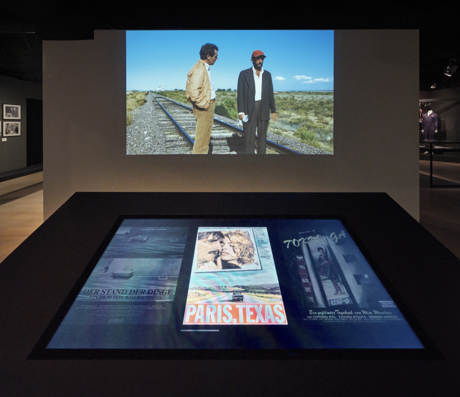 Ausstellungsraum mit Projektion und Touch-Station