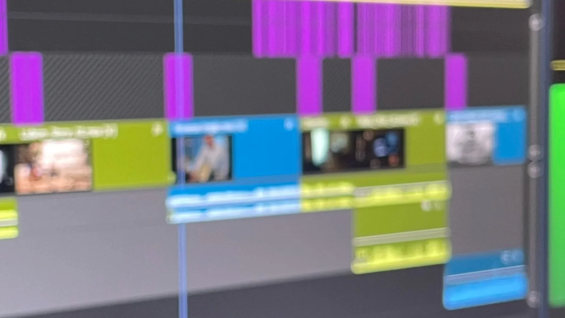Schnittprogramm mit farbigen Clips auf mehreren Spuren, Nahaufnahme